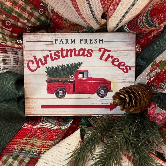 CHRISTMAS WREATH - RED truck Christmas Trees. Moss Buffalo Plaid, Hunter Green+ - Picture 3 of 11